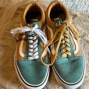 Men's Size 9.5 Old Skool Shoe / Sneaker / Skate Shoe Green and Gold.  Never worn